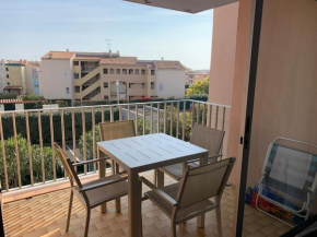 Appartement T2, terrasse, parking privé proche port et plages